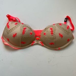 NEW IN BAG 32B Victoria’s Secret 
Lightly-Lined Heart Embroidery Wireless Bra